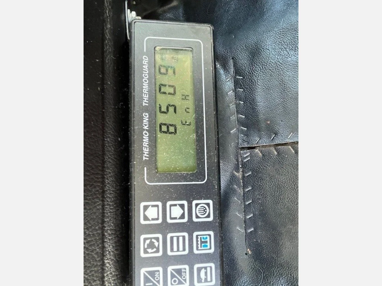 2013 Hino 268 - image 4