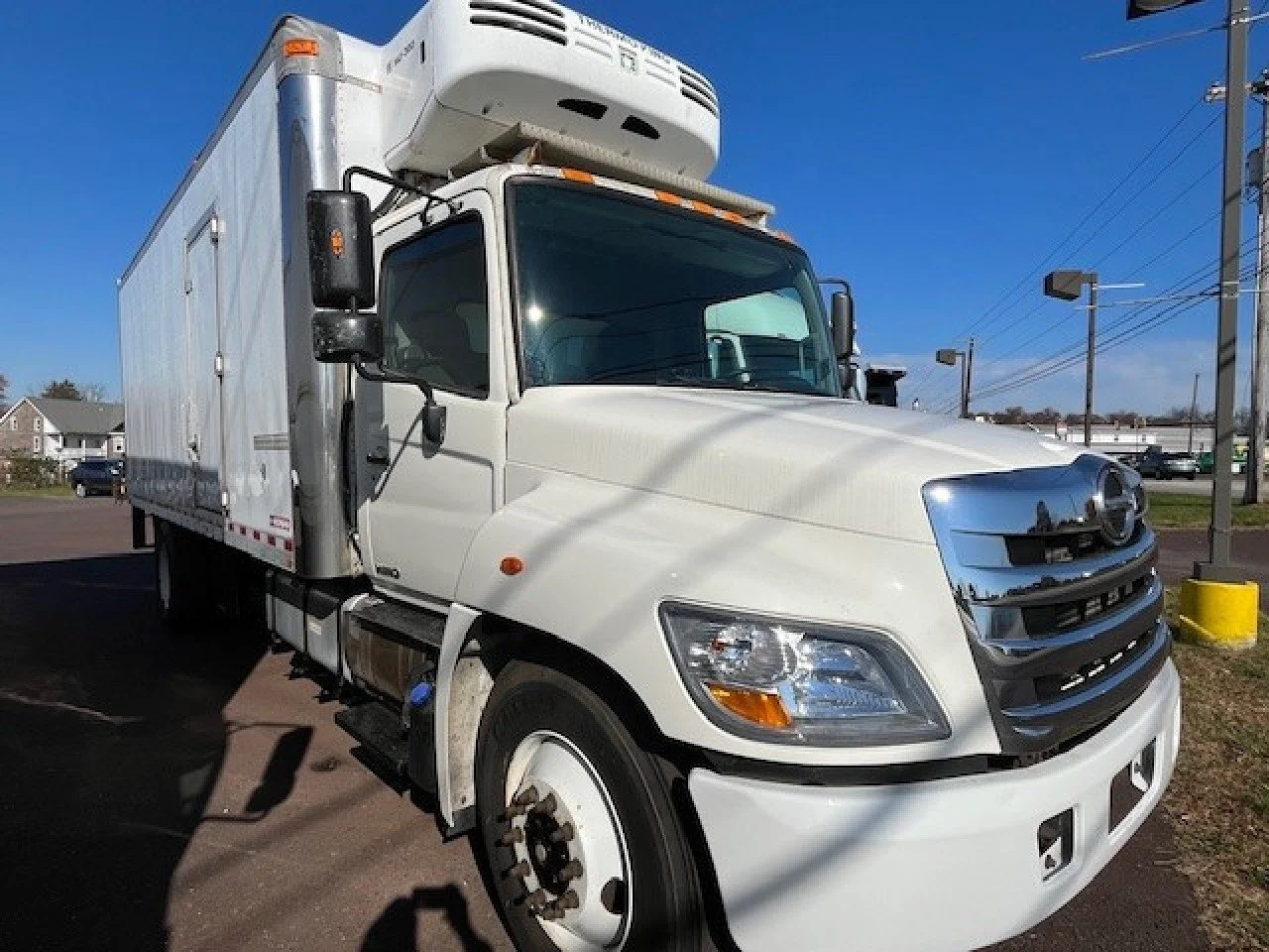 2013 Hino 268 - image 2