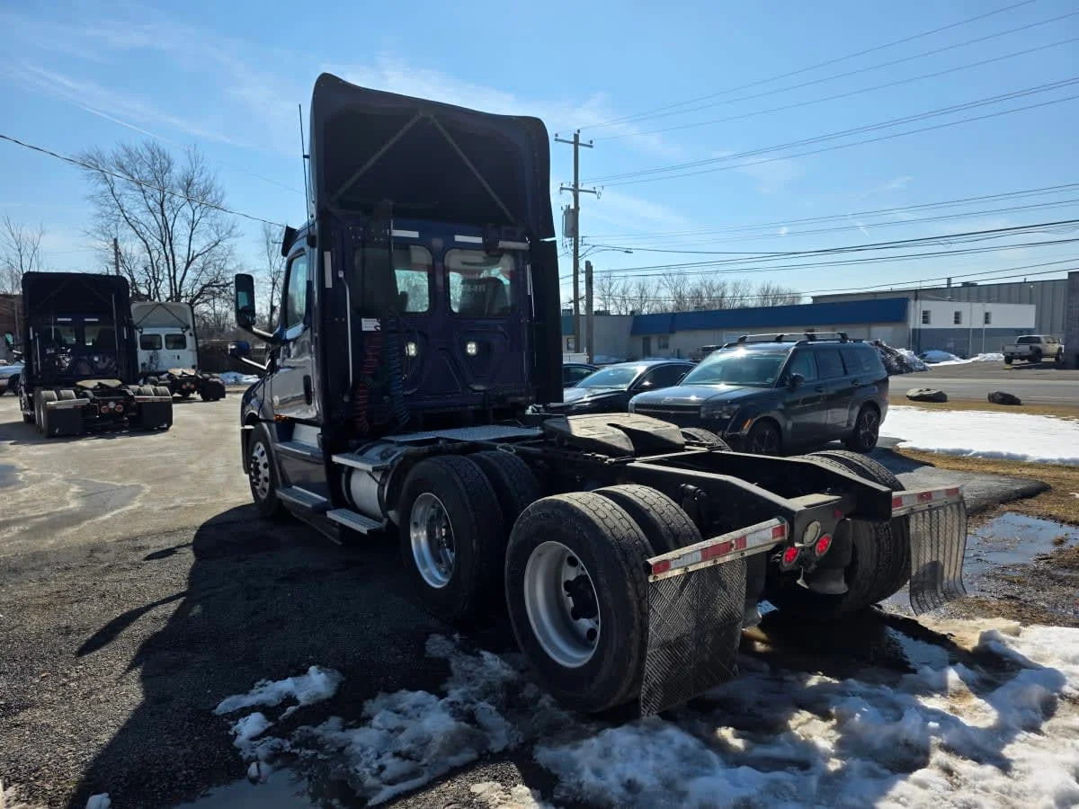 2020 Freightliner Cascadia - image 6