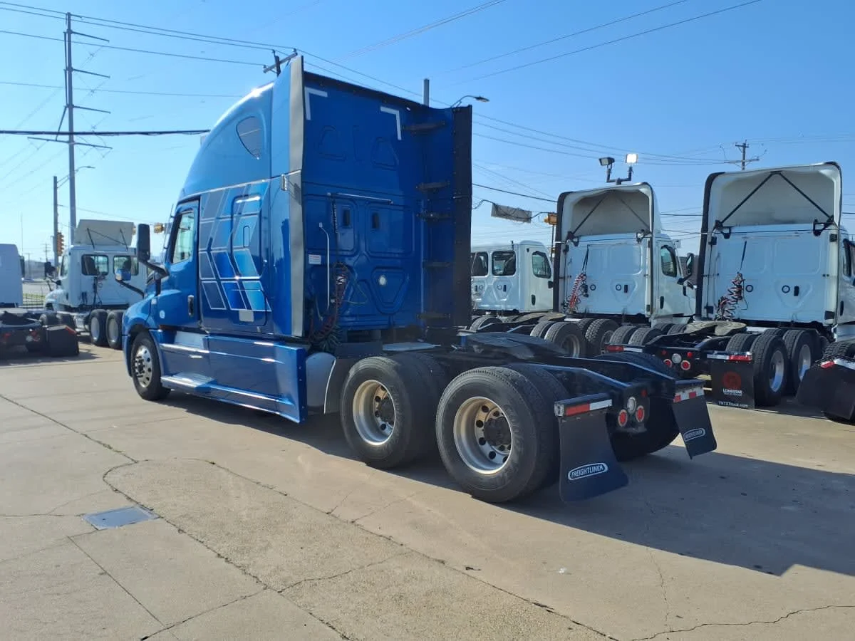 2021 Freightliner Cascadia in Dallas, TX — photo 6