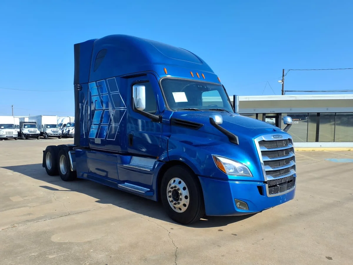 2021 Freightliner Cascadia in Dallas, TX — photo 3