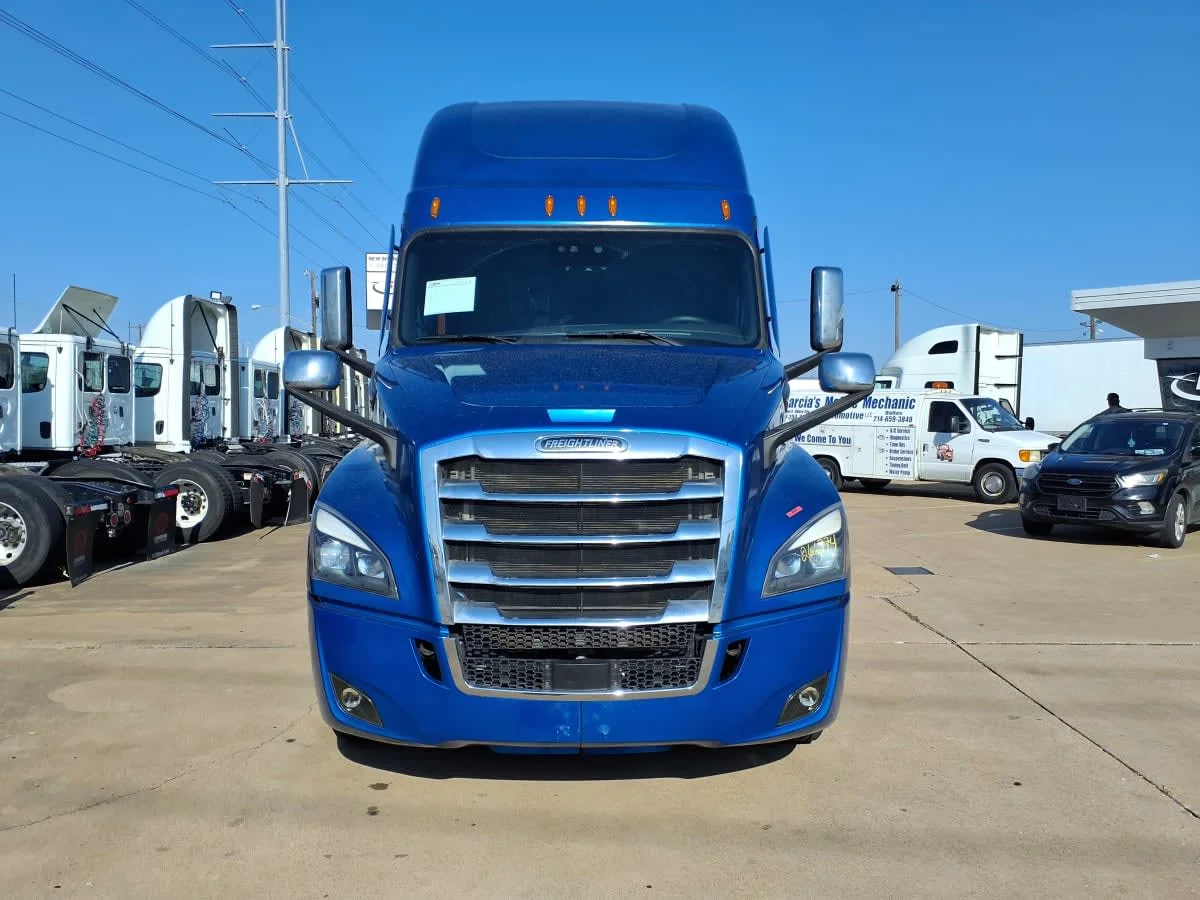 2021 Freightliner Cascadia in Dallas, TX — photo 2