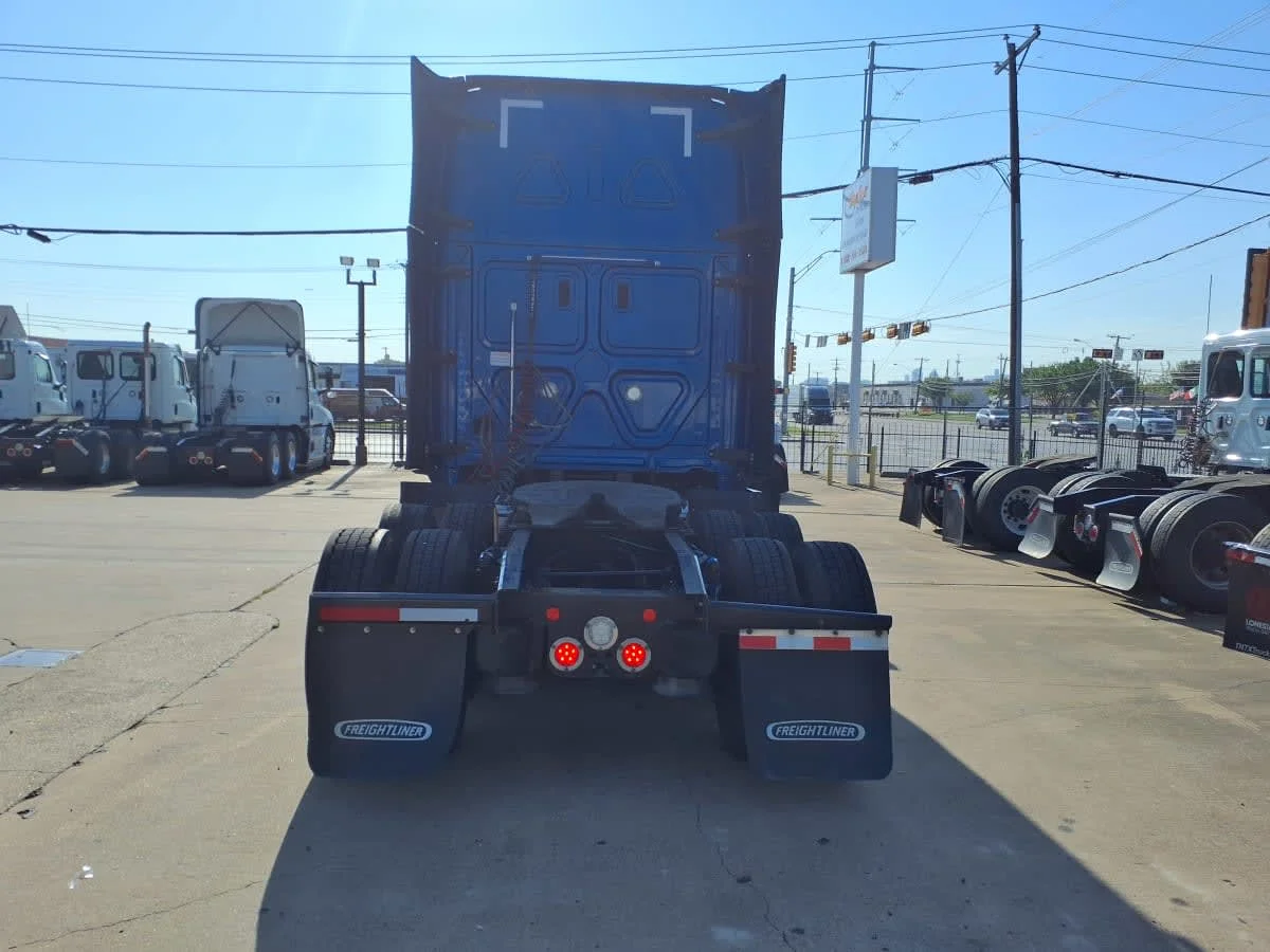 2021 Freightliner Cascadia in Dallas, TX — photo 5