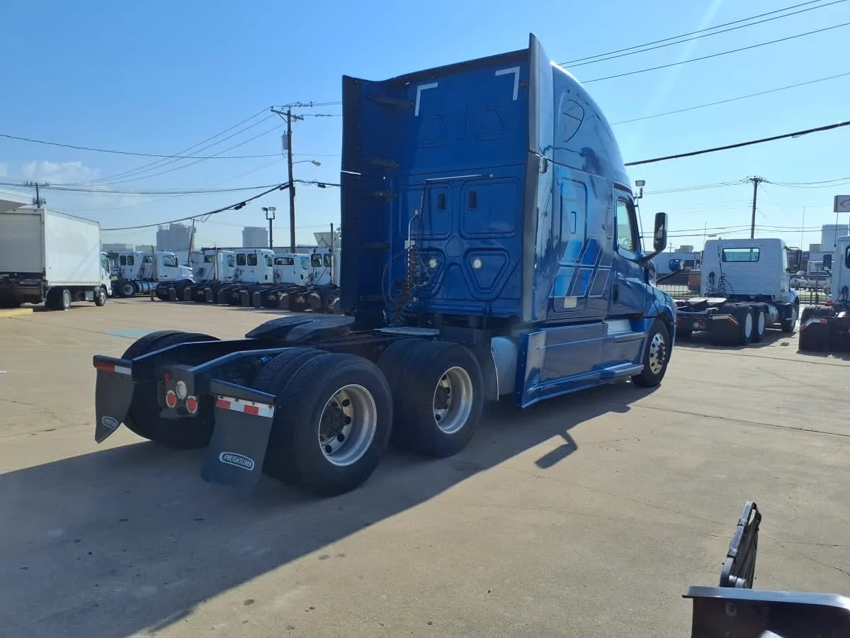 2021 Freightliner Cascadia in Dallas, TX — photo 4