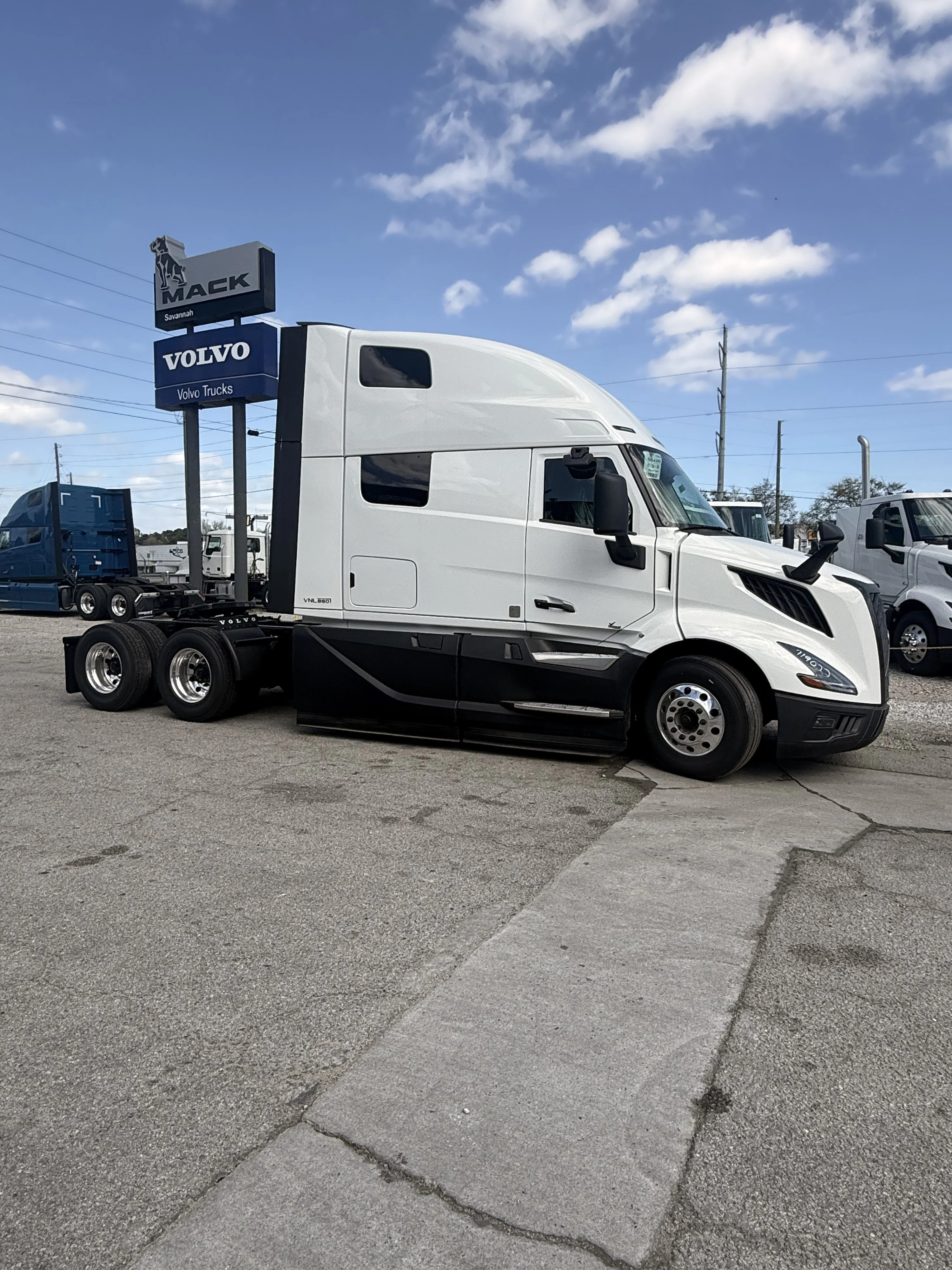 2027 Volvo VNL 860 in Savannah, GA — photo 5