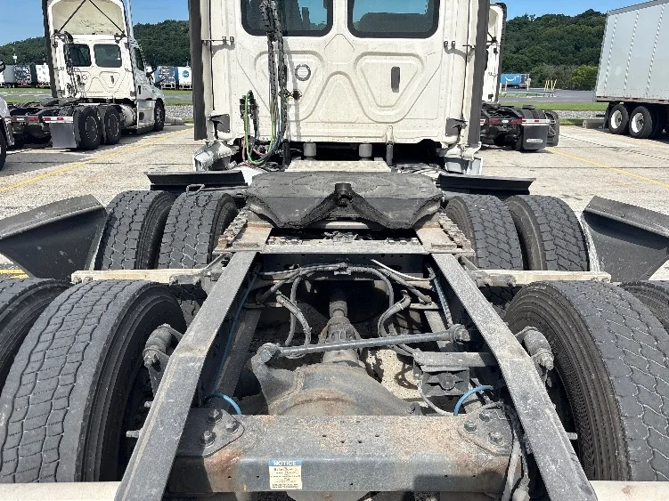 2023 Freightliner Cascadia in Harrisburg, PA — photo 6