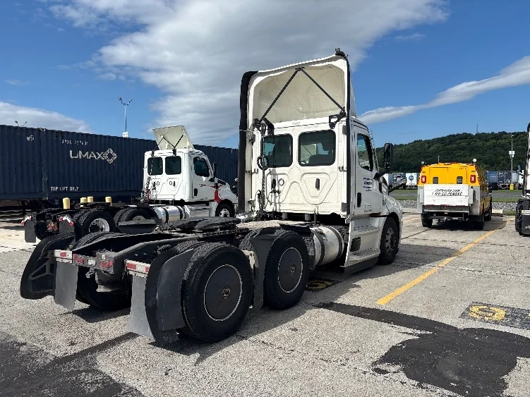 2023 Freightliner Cascadia in Harrisburg, PA — photo 7