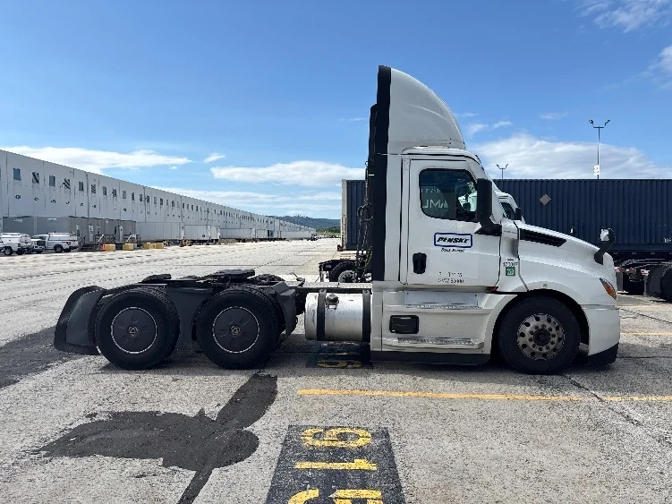 2023 Freightliner Cascadia in Harrisburg, PA — photo 8