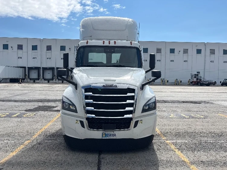 2023 Freightliner Cascadia in Harrisburg, PA — photo 2