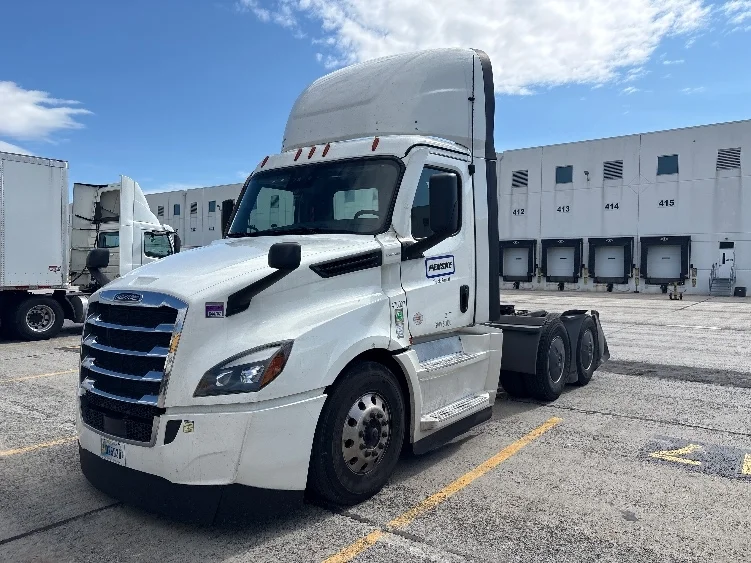 2023 Freightliner Cascadia in Harrisburg, PA — photo 3