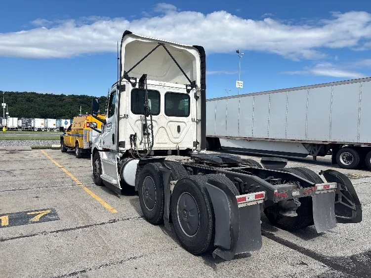 2023 Freightliner Cascadia in Harrisburg, PA — photo 5