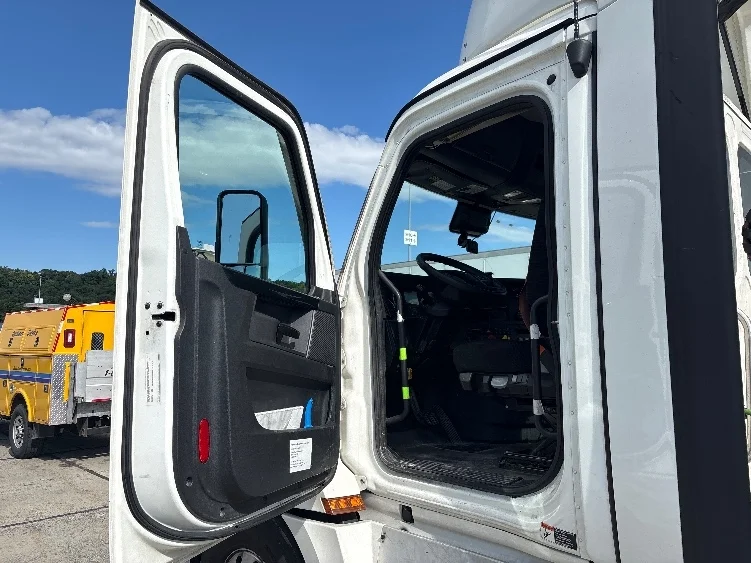 2023 Freightliner Cascadia in Harrisburg, PA — photo 9