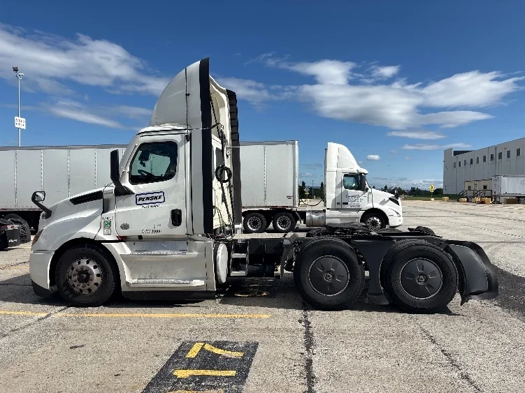 2023 Freightliner Cascadia in Harrisburg, PA — photo 4