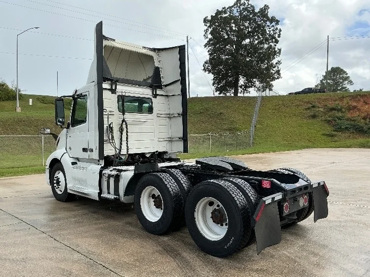 2020 Volvo VNL 300 - image 5