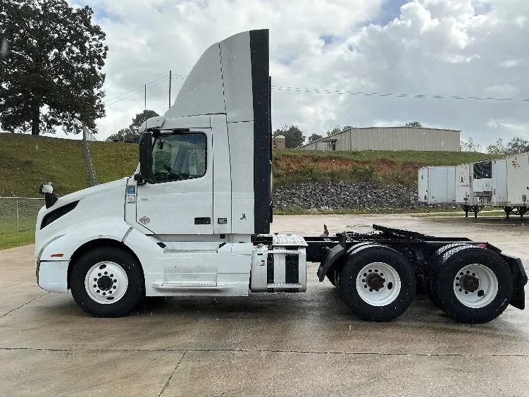 2020 Volvo VNL 300 - image 4