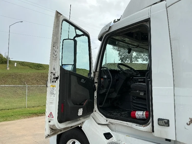 2020 Volvo VNL 300 - image 9