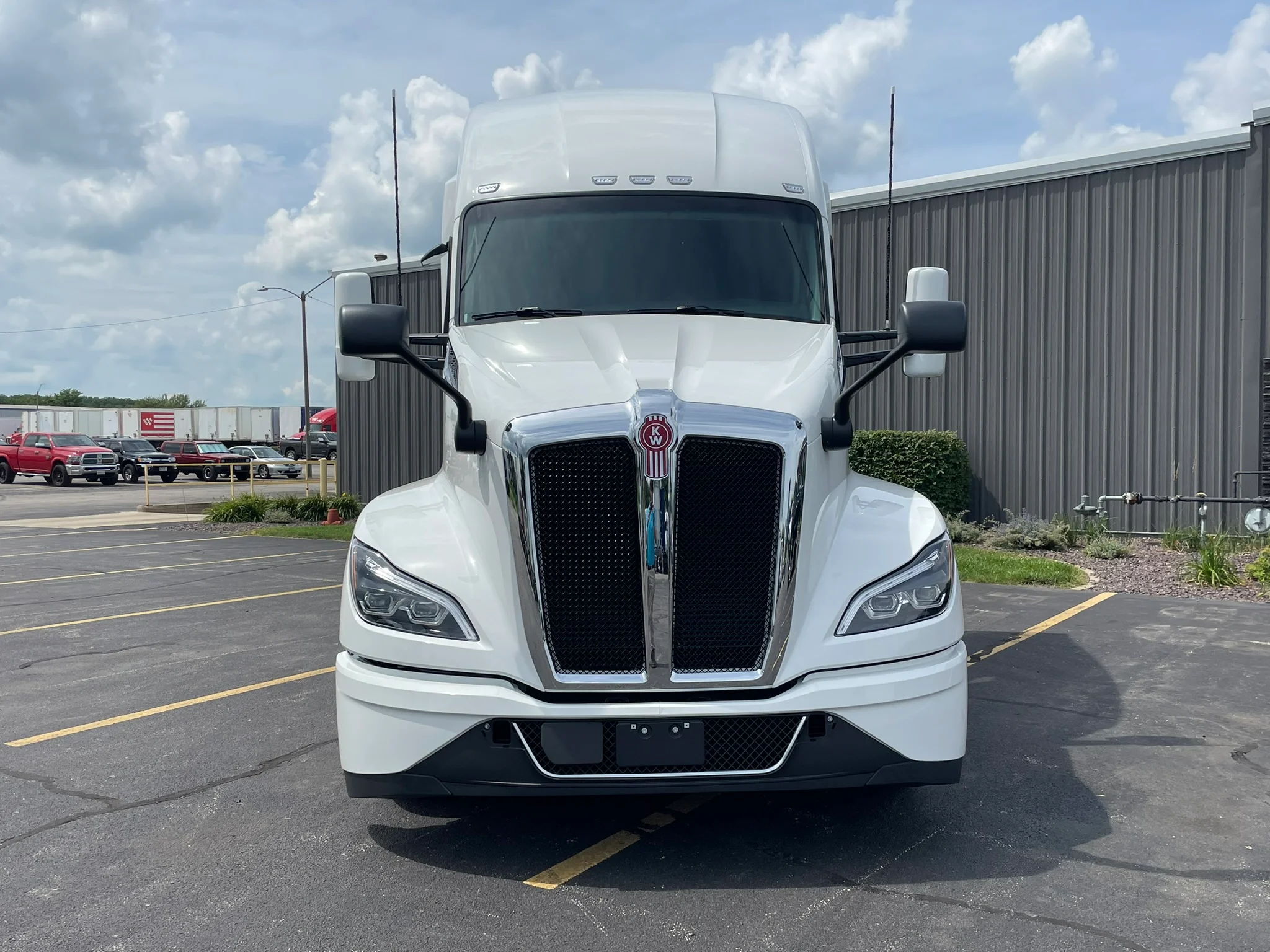 2027 Kenworth T680 — photo 2