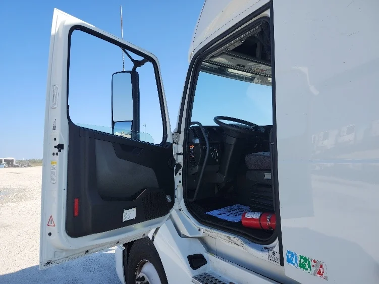 2022 Volvo VNL 760 - image 9