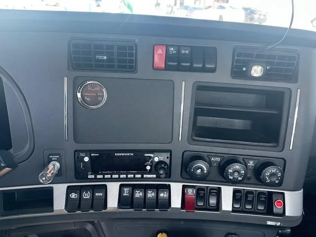 2024 Kenworth T880 - image 8
