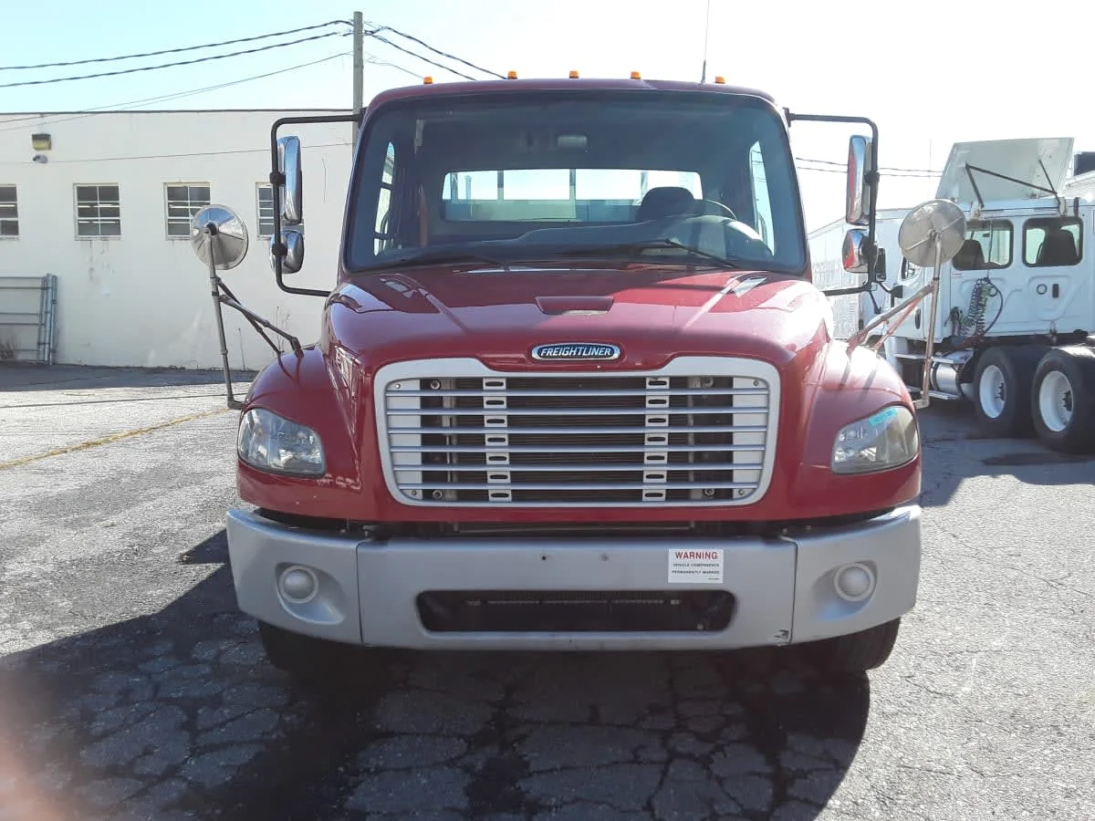 2018 Freightliner M2 106 - image 2