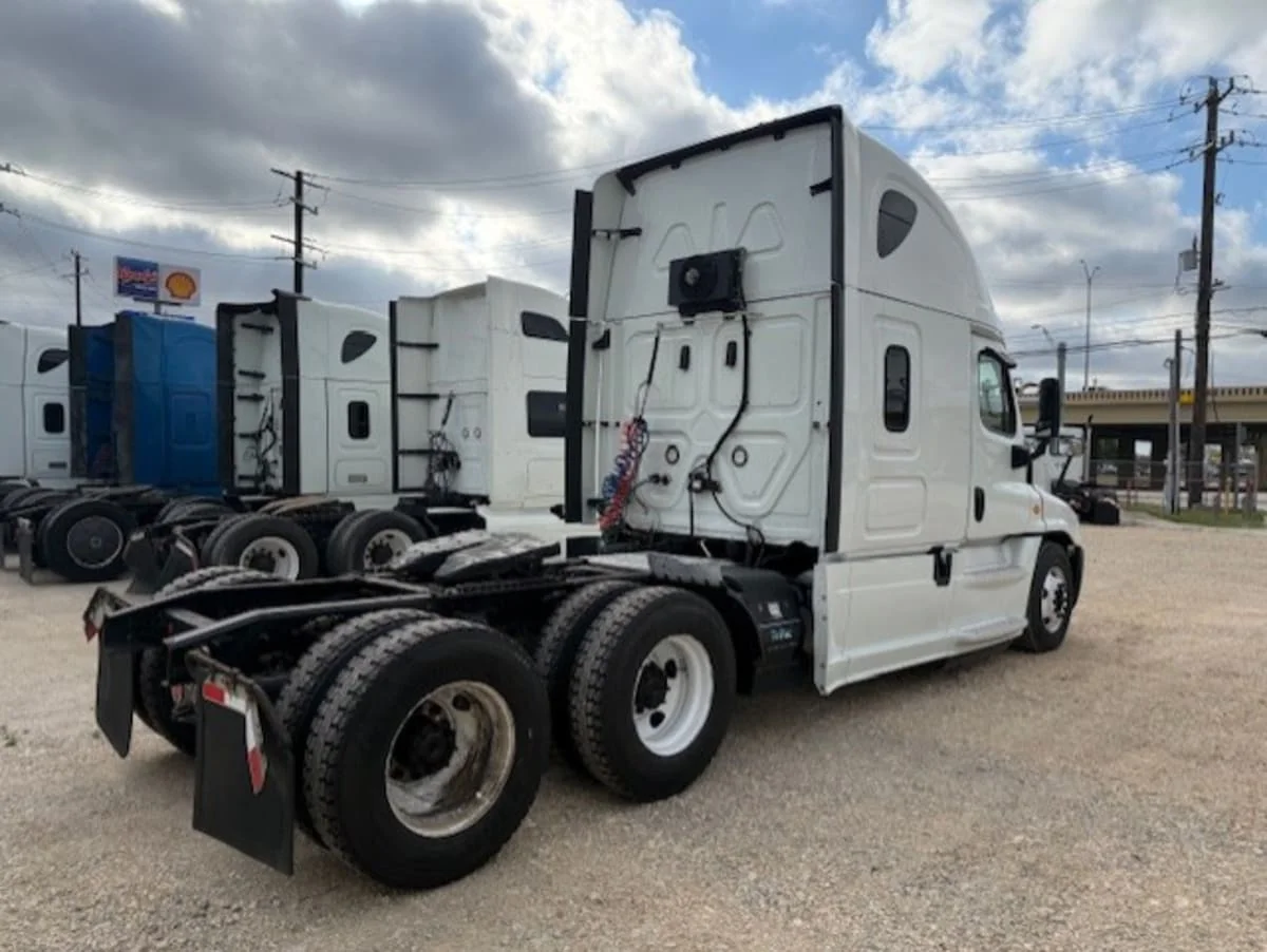 2020 Freightliner Cascadia in Converse, TX — photo 4