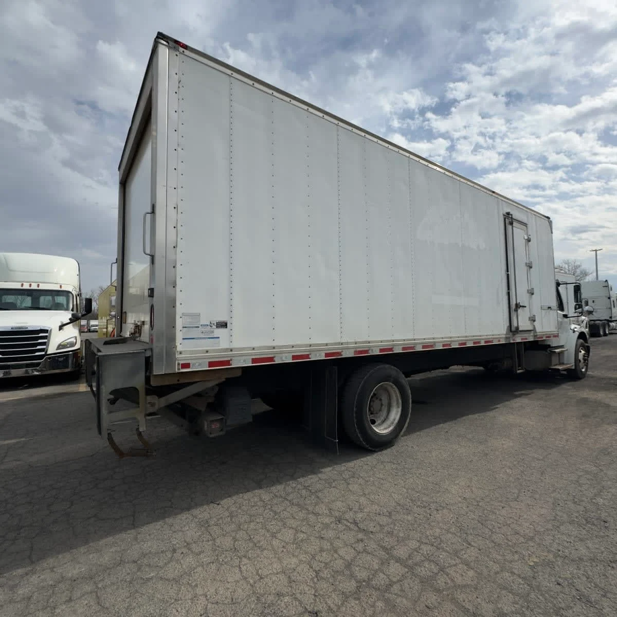 2019 Freightliner M2 106 - image 4