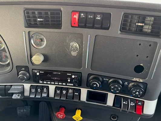 2022 Kenworth T680 in Leawood, KS — photo 15