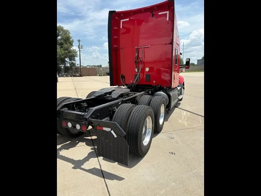 2022 Kenworth T680 in Leawood, KS — photo 5