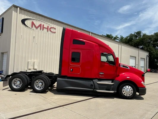 2022 Kenworth T680 in Leawood, KS — photo 11