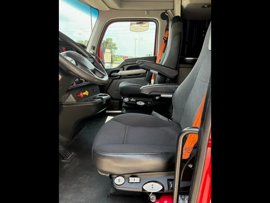 2022 Kenworth T680 in Leawood, KS — photo 3