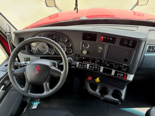 2022 Kenworth T680 in Leawood, KS — photo 4