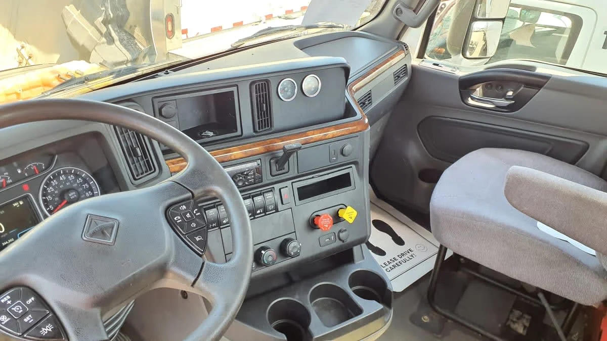 2019 International LT in Bolingbrook, IL — photo 7
