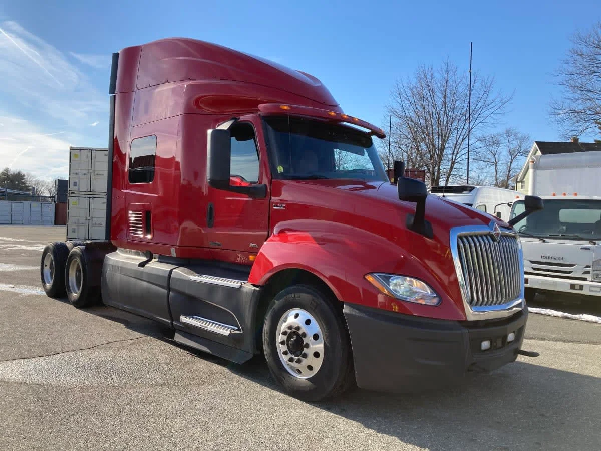 2020 International LT - image 3