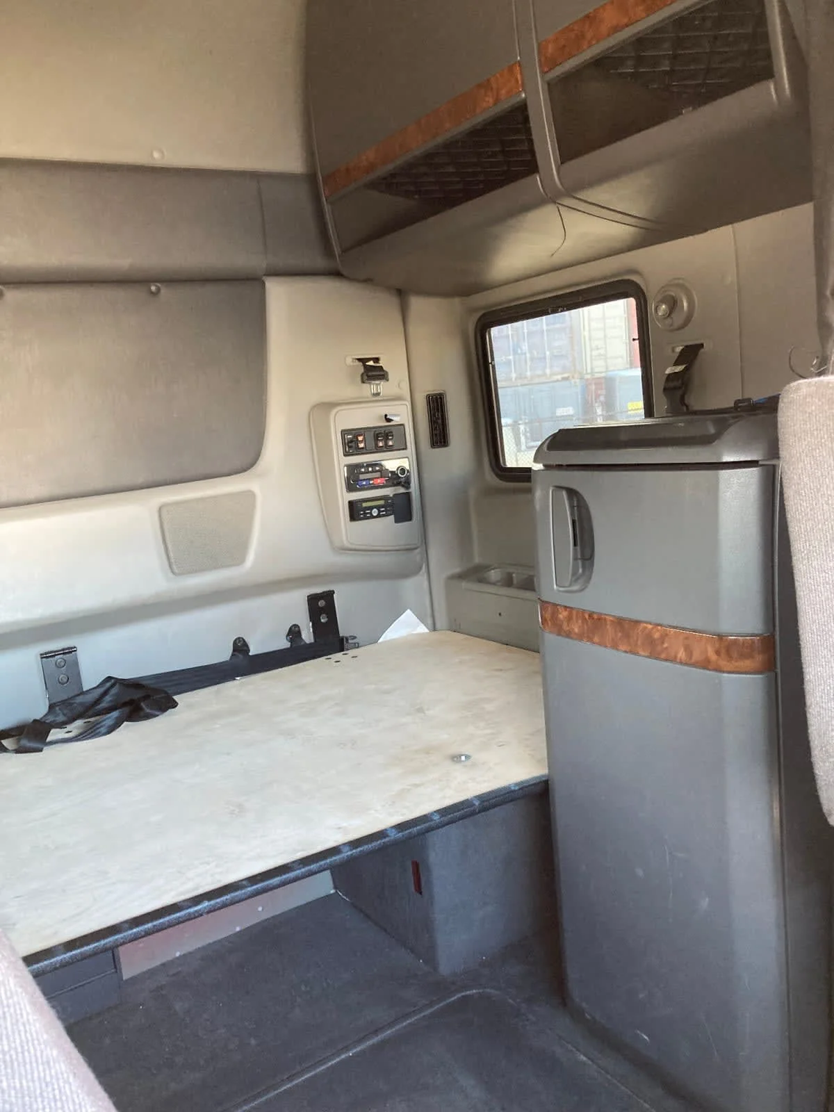 2020 International LT - image 14