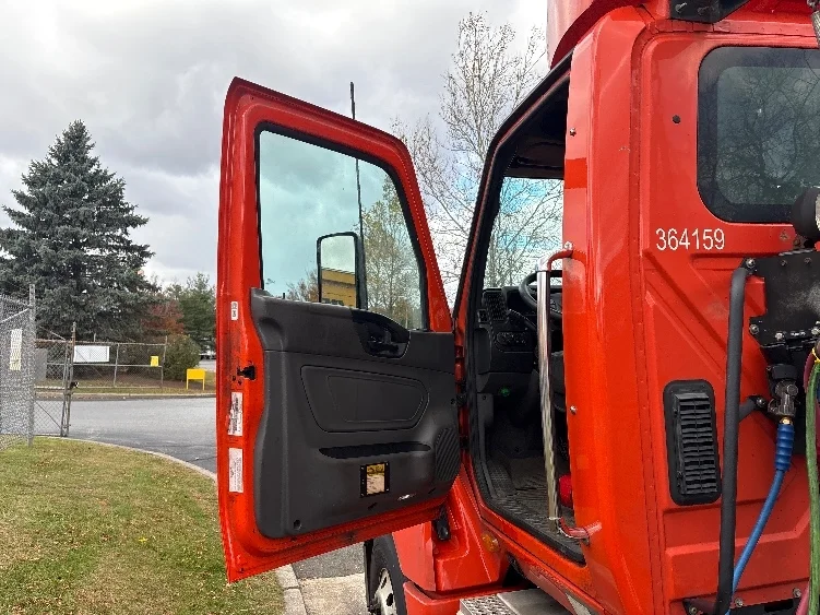 2021 International LT - image 9