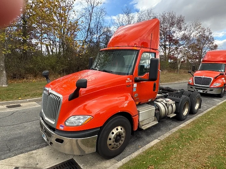 2021 International LT - image 3