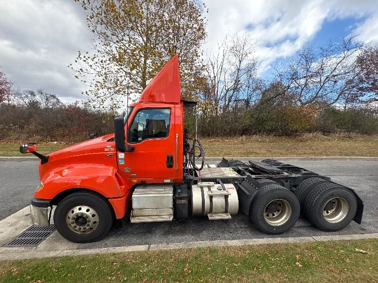 2021 International LT - image 4