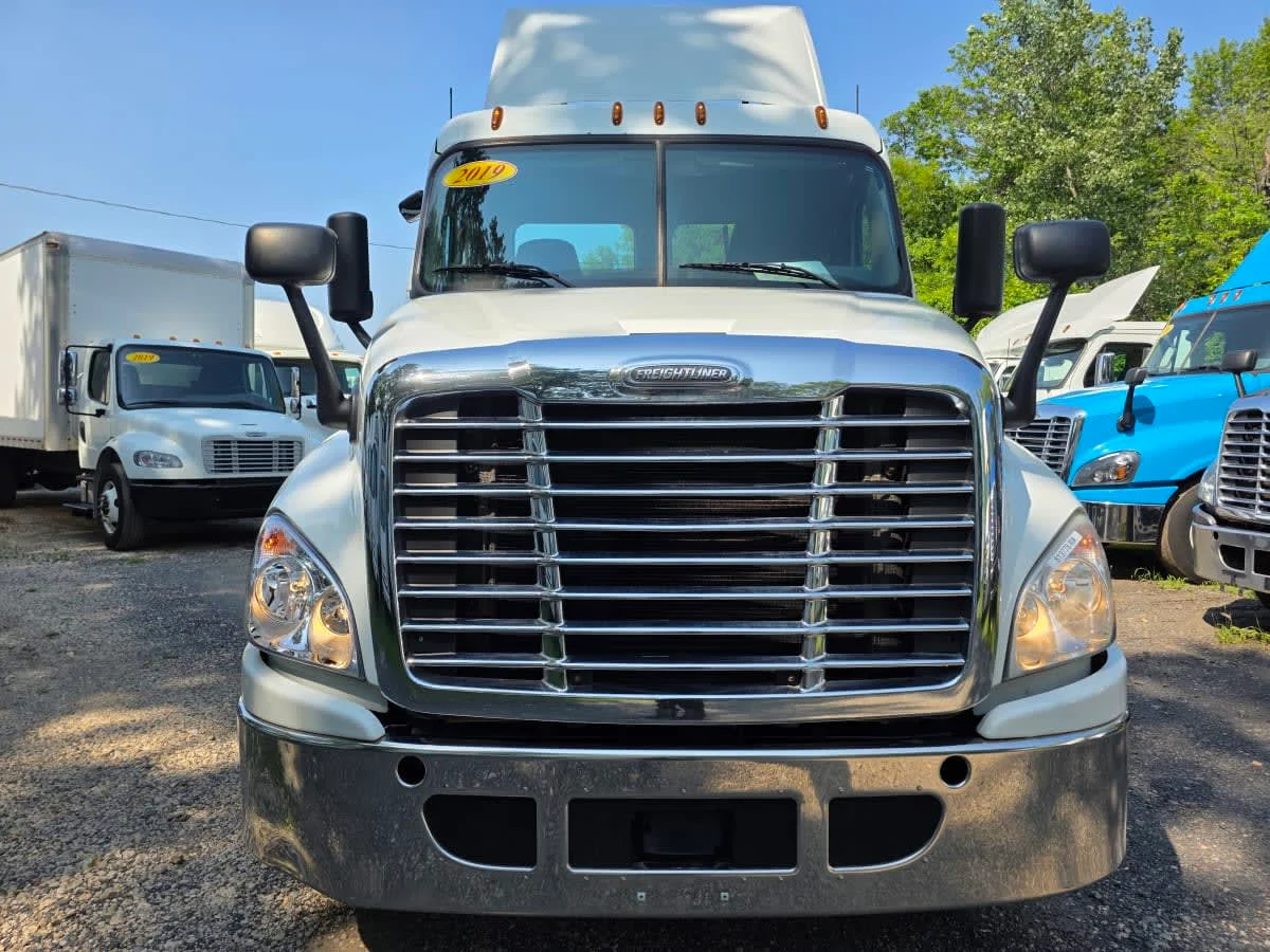 2019 Freightliner Cascadia in Bensalem, PA — photo 2