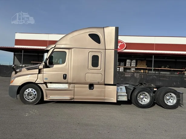 2022 Freightliner Cascadia - image 2