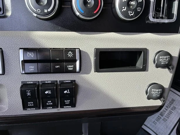 2022 Freightliner Cascadia - image 26