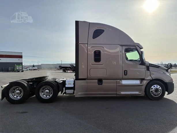 2022 Freightliner Cascadia - image 5