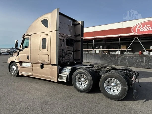 2022 Freightliner Cascadia - image 3