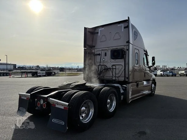 2022 Freightliner Cascadia - image 6