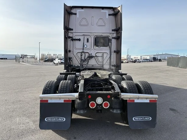 2022 Freightliner Cascadia - image 4