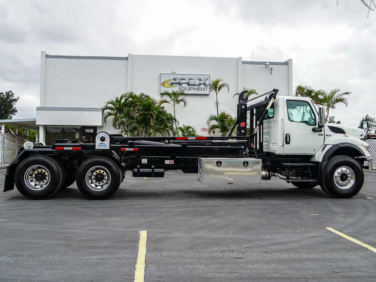 2025 Volvo VHD 400 — photo 6