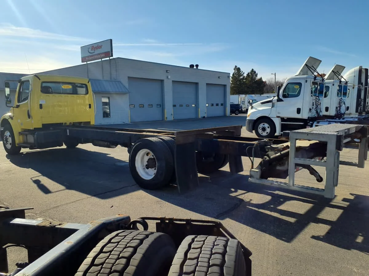 2016 Freightliner M2 106 - image 6