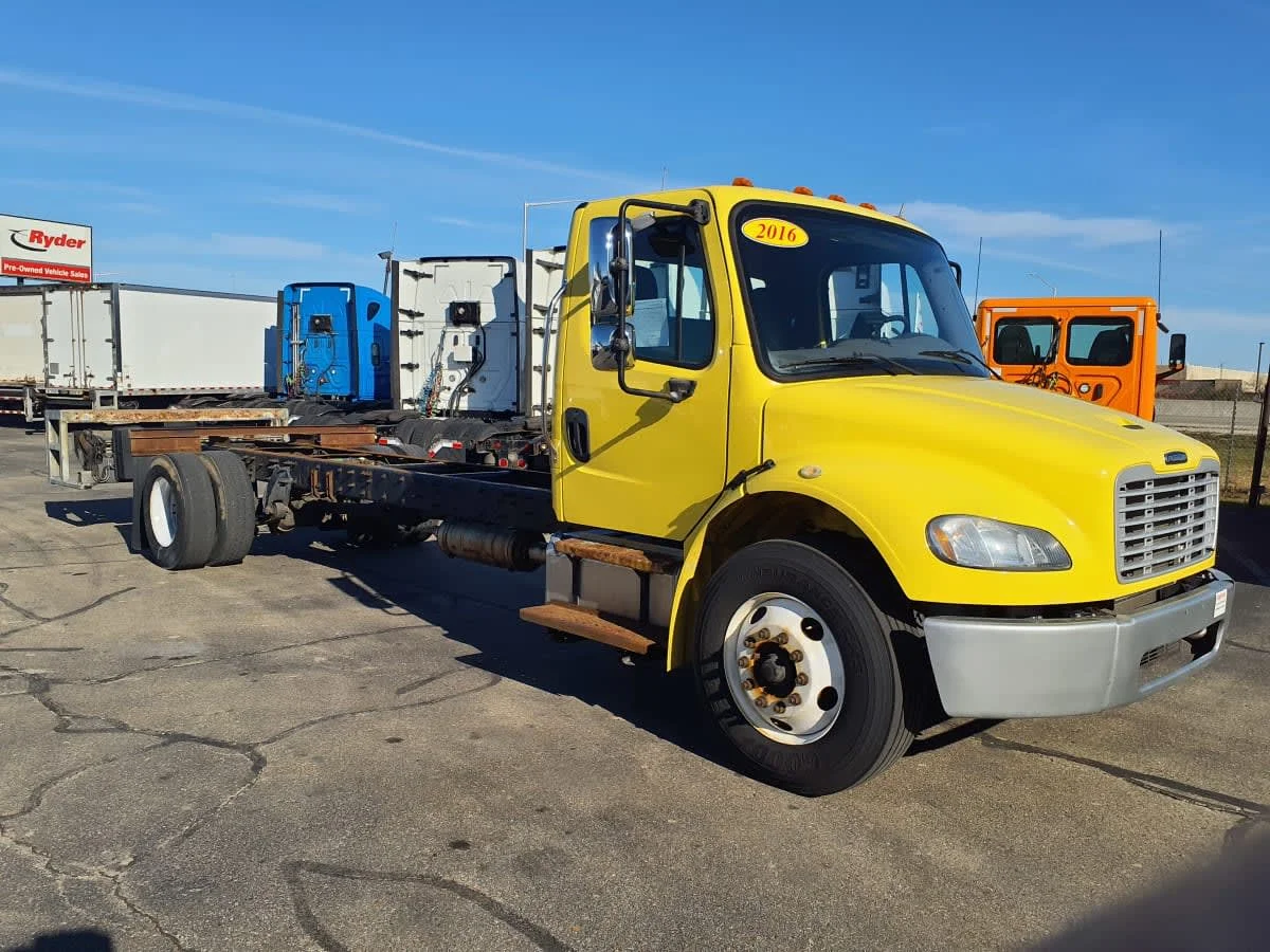 2016 Freightliner M2 106 in Oak Creek, WI — photo 3