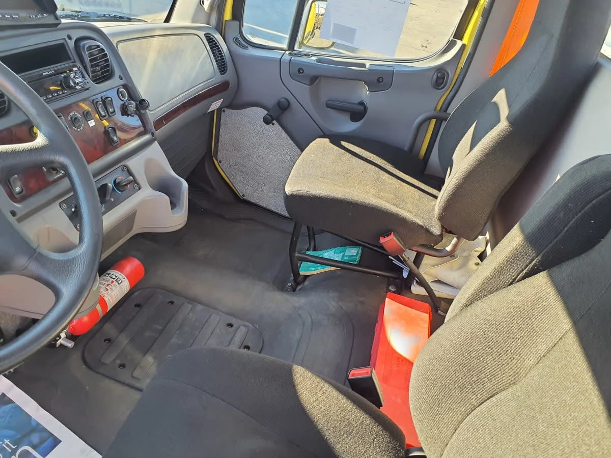 2016 Freightliner M2 106 - image 7