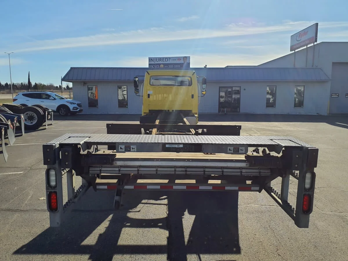 2016 Freightliner M2 106 - image 5