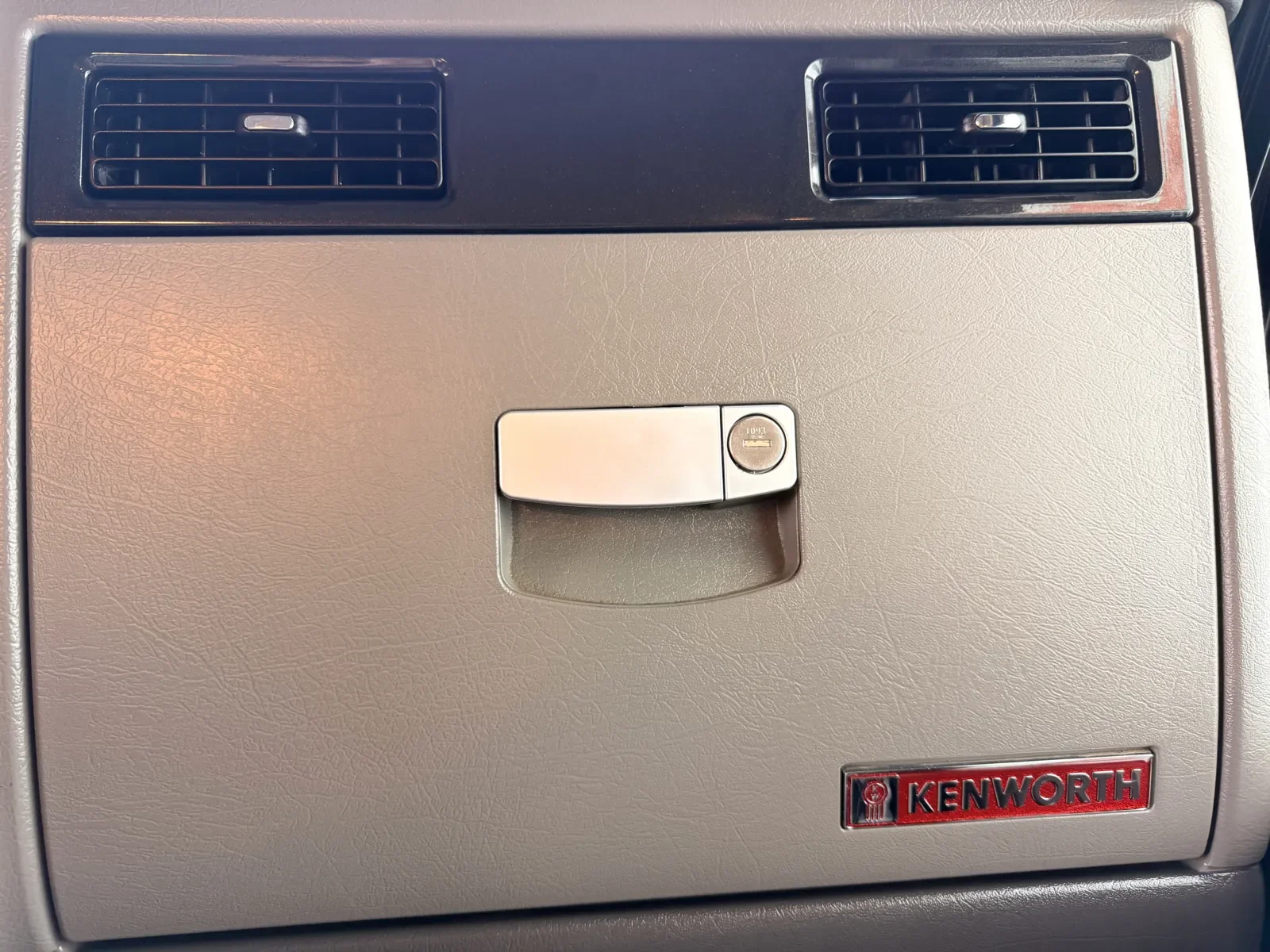 2021 Kenworth W900 - image 20